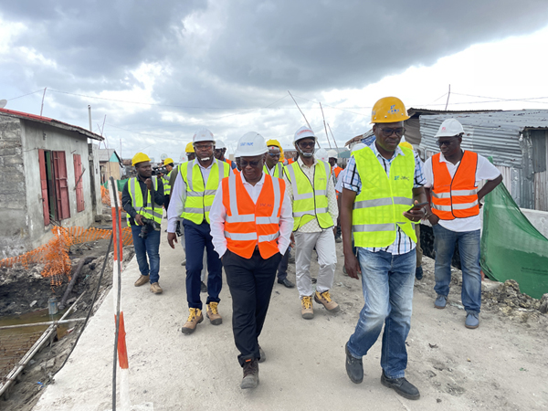 贝宁总统代表团一行光临3868la银河总站公司承建的 贝宁科托努Qb市政项目视察工作